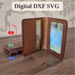 Op de afbeelding: Een bruine lederen portemonnee met zichtbare stiksels, voorzien van een kaartsleuf en een transparant venster voor een identiteitsbewijs. De tekst Digital DXF SVG staat erboven, met rode, groene en blauwe bestandspictogrammen voor PDF, SVG en DXF.