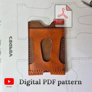 Op de afbeelding: Een handgemaakte, bruine leren kaarthouder met een uniek uitgesneden ontwerp. De kaarthouder wordt getoond op een papieren patroon met de tekst "Digital PDF pattern" en een PDF-pictogram.