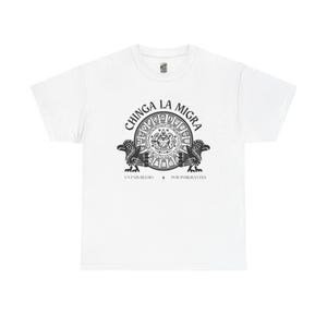 以下が含まれることがあります： 黒いグラフィックデザインの白いTシャツ。デザインは、2つの鳥のような図に挟まれた中央の画像を中心に、円形のパターンでテキスト「CHINGA LA MIGRA」を表示しています。中央の画像の下には「UN PAIS HECHO + POR INMIGRANTES」という言葉があります。