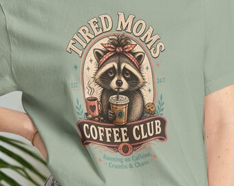 Tröja med tvättbjörnsmotiv från Tired Moms Coffee Club, plaggfärgad tröja i komfortfärger