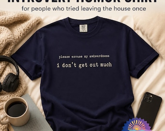 Introvert humor, comfort colors tee, socialt obekväm homebody present