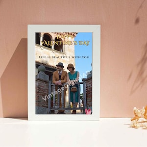 Puede incluir: Una impresión enmarcada en blanco que muestra a una pareja detrás de una puerta de madera frente a un edificio de piedra. El texto dice HAPPY VALENTINE'S DAY y LIFE IS BEAUTIFUL WITH YOU. La persona de la izquierda viste traje y sombrero beige, mientras que la de la derecha lleva un vestido y sombrero verdes.