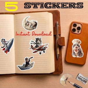 Puede incluir: Una colección de cinco pegatinas con temática de gatos, que incluyen un gato astronauta, un gato en un biplano y un gato chef. Las pegatinas se muestran en un cuaderno y una funda de teléfono, con las palabras "Instant Download" visibles.