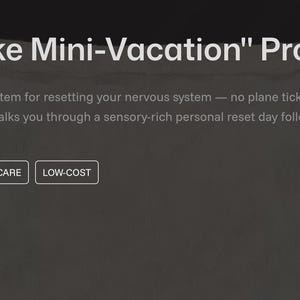 Può includere: Testo "The Broke Mini-Vacation Protocol" su sfondo scuro. Descrive un sistema a budget zero per resettare il sistema nervoso. Parole chiave: Benessere, Cura di sé, Basso costo.