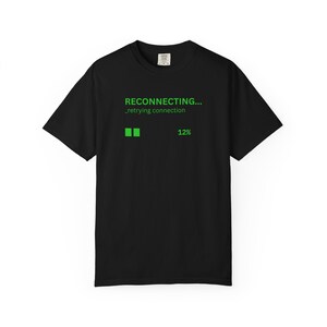Reconectando... reintentando la conexión. Barra de carga. Camiseta / Camiseta Tech Glitch.