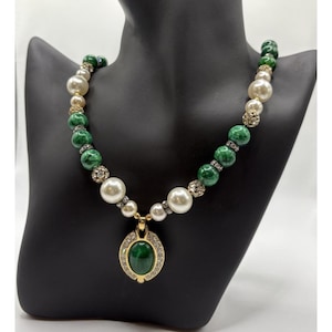 Collar vintage de cuentas de malaquita/jadita y perlas con colgante sin marca.