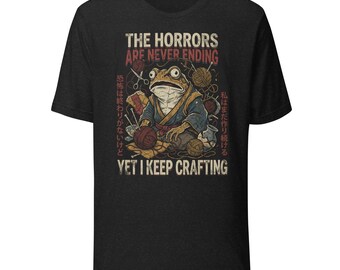 恐怖は終わらないけれど、私は作り続けるTシャツ｜面白いクラフトTシャツ｜ダークユーモアのクラフトギフト｜実存主義的なクラフト愛好家｜カエルのクラフトTシャツ
