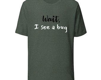 待って、虫が見えるよTシャツ｜面白い昆虫学Tシャツ｜虫好きへのギフト｜昆虫愛好家Tシャツ｜コテージコア自然シャツ｜昆虫学者