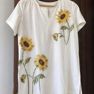 Kurti de girasol bordado a mano para mujer / Talla personalizada disponible / Blusa túnica floral hecha a mano / Ropa casual elegante / Kurta de algodón de diseñador