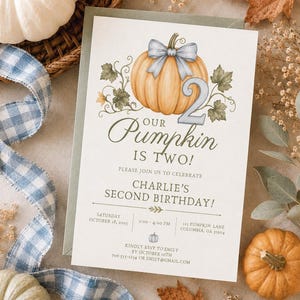 Op de afbeelding: Een rechthoekige verjaardagsuitnodiging met een aquarelillustratie van een oranje pompoen met een lichtblauwe strik en het cijfer twee. De tekst luidt Our Pumpkin Is Two! Charlie's Second Birthday, zaterdag 18 oktober 2025, 14:00-16:00 uur.