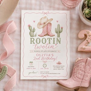 Puede incluir: Una invitación de cumpleaños con temática de vaquero, con una ilustración de sombrero y botas, cactus y el texto "Rootin' Twotin'" en rosa y verde. También se ven botas de vaquero rosas y una galleta con el número dos.