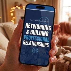 Könnte beinhalten: Ein Smartphone zeigt den Text "Networking & Building Professional Relationships" auf blauem Hintergrund. Das Telefon wird in einer Hand gehalten, mit einem verschwommenen Hintergrund eines Wohnzimmers.