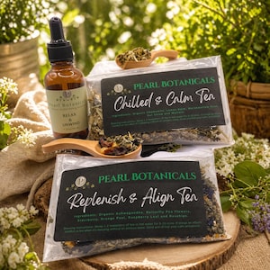 Puede incluir: Una botella de vidrio &aacute;mbar con un cuentagotas etiquetado como "Relax & Unwind" se encuentra junto a dos paquetes de t&eacute;. Los paquetes est&aacute;n etiquetados como "Chilled & Calm Tea" y "Replenish & Align Tea" con cucharas de madera de t&eacute;. La imagen est&aacute; sobre un fondo natural.