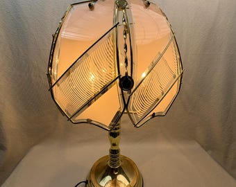 Lámpara de mesa vintage con panel de cristal rosa, lámpara decorativa floral en tono dorado, 3 niveles de luz, estilo Hollywood Regency Art Deco vintage