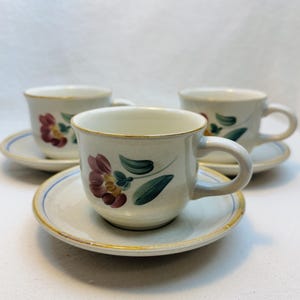 Vintage Japanse theekopjes van steengoed, set van 3 | Handgeschilderd gebloemd servies uit het midden van de eeuw