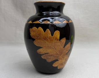 Jarrón de cerámica negra vintage con diseño de hojas de roble doradas – Jarrón de cerámica firmado – Pequeño jarrón decorativo con diseño de hojas otoñales