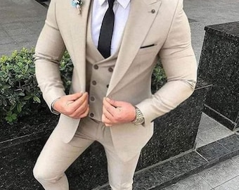 Traje de tres piezas beige para hombre de Kvetoo, corte ajustado y formal.
