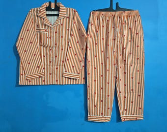 Pijama con estampado de corazones, conjunto para noches acogedoras, pijama de algodón para clima cálido, conjunto de pijama de verano, regalo para ella.