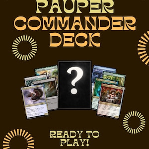 Könnte beinhalten: Braune Grafik mit dem Text "MYSTERY PAUPER COMMANDER DECK" und "READY TO PLAY!". Eine schwarze Karte mit einem weißen Fragezeichen in der Mitte, umgeben von verschiedenen Sammelkarten.