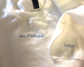 Felpa ricamata "Mrs." / Felpa girocollo personalizzata con cognome e data del matrimonio