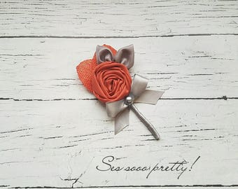 Groom Boutonniere, Trou de bouton