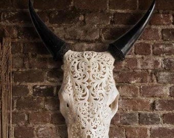 手彫りの部族風牛の頭蓋骨の壁飾り – ボヘミアン風の素朴なウエスタンスカルアート、大型装飾壁掛け