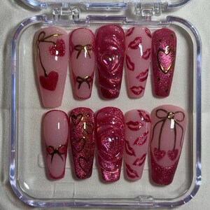 Cupids favoritpressnaglar|Kyssläppset|Alla hjärtans dag|Romantiskt glitter|Kistgelnaglar bild 1