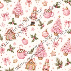 Op de afbeelding: Een herhalend patroon met roze kerstbomen, notenkrakers, peperkoekhuisjes, mokken warme chocolademelk met marshmallows, zuurstokken, roze strikken, hulsttakjes en stervormige koekjes op een lichtcrème achtergrond met sneeuwvlokken.