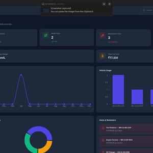 Puede incluir: Interfaz de panel de control azul oscuro con visualizaciones de datos. Muestra métricas como el total de vehículos, viajes activos y costos de combustible. Incluye gráficos que muestran el uso del vehículo y los datos del viaje. El logotipo de FleetArc es visible.