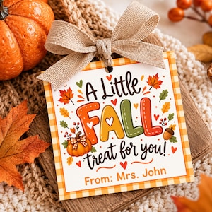 Könnte beinhalten: Ein quadratischer Geschenkanhänger mit hellorangem Vichy-Karo-Rand, verziert mit einer beigen Juteschleife. Der Anhänger trägt den Text A Little FALL treat for you! und From: Mrs. John, umgeben von bunten Herbstblättern, einem Kürbis und Eicheln.