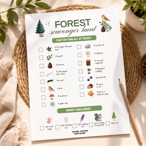 Könnte beinhalten: Ein weißes Papier-Aktivitätsblatt für eine Wald-Schnitzeljagd mit grünem Text und Illustrationen von Naturgegenständen wie einem Tannenbaum, einem Vogel und einem Tannenzapfen. Die Liste enthält Kästchen zum Ankreuzen, Bonus-Herausforderungen und den Text Explore Discover Enjoy Nature.