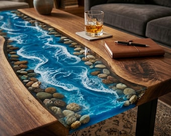Mesa de centro moderna rústica con diseño de río de resina epoxi azul, incrustaciones de guijarros, madera maciza y borde natural.