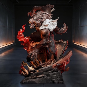 Puede incluir: Estatua detallada de un hombre lobo en pose dinámica, con expresión feroz y detalles de pelaje. La figura es marrón y gris, con camisa blanca y acentos rojos. La base incluye un marco roto y elementos de fuego.