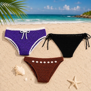 Puede incluir: Tres braguitas de bikini de ganchillo en morado, negro y marrón. La morada tiene un borde blanco y un cordón ajustable blanco. La negra tiene lazos laterales. La marrón está decorada con una fila de pequeñas conchas blancas en la parte frontal.
