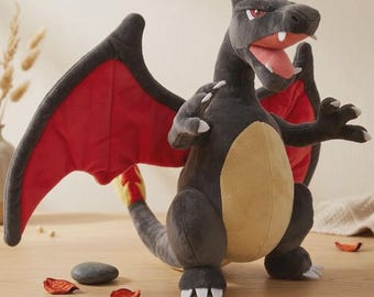 Peluche de Charizard brillante – Dragón mixto negro y rojo, juguete suave de anime para coleccionistas y gamers.