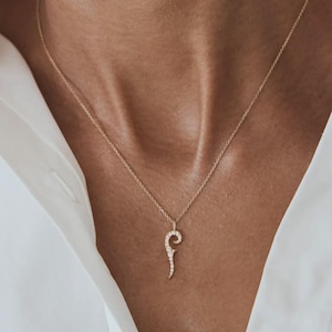 Delicado colgante Pave Infini Scroll con diamantes cultivados en laboratorio y collar en espiral para mujer.