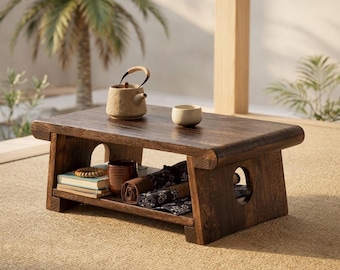 Mesa de centro baixa em madeira maciça, estilo japonês, com assento no chão para sala de estar.