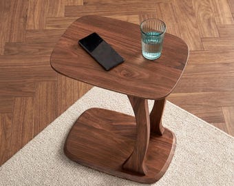 Japandi sidobord i valnöt, minimalistiskt sidobord i trä