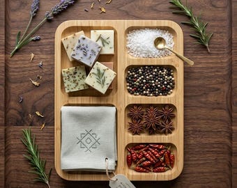 Bandeja grande de bambú con tapa transparente y cierre, plato dividido para aperitivos y snacks, tabla de embutidos portátil con asa para picnics.