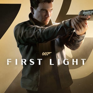 Op de afbeelding: Deluxe Edition cover van "First Light" met een man in een zwarte leren jas die een pistool vasthoudt. De tekst "007" en "FIRST LIGHT" zijn prominent aanwezig. De achtergrond is een goud-zwarte gradiënt.