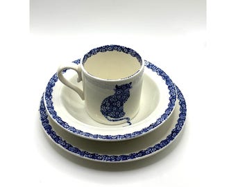 Juego de taza, cuenco y plato vintage con estampado de gatos y motivos florales de calico azul de Norma Sherman, Inglaterra.