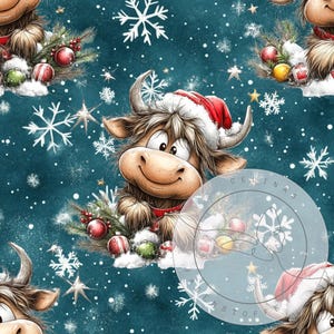 Könnte beinhalten: Ein sich wiederholendes Muster auf dunkelblaugrünem Hintergrund mit einem Cartoon-Hochlandrind mit roter Weihnachtsmütze, umgeben von weißen Schneeflocken, grünen Tannenzweigen sowie roten, grünen und gelben Weihnachtskugeln. Der Text CELINAS FADENSTOFF ist sichtbar.