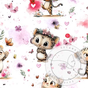 Könnte beinhalten: Ein weißes Stoffmuster mit Zeichentrick-Leopardenbabys, rosa Herzen, bunten Schmetterlingen und floralen Elementen. Das Design enthält aquarellartige Spritzer in Rosa und Lila sowie ein kreisförmiges Logo mit der Aufschrift CELINAS STOFFE.