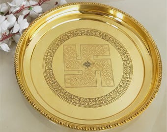 Diseño Swastik de latón puro Pooja Thali - 30 cm