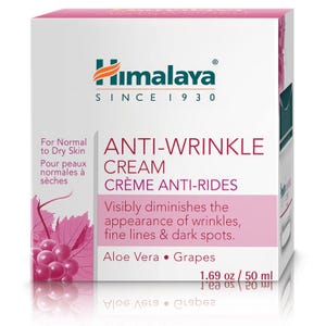 Puede incluir: Una caja blanca y rosa de Crema Anti-Arrugas Himalaya. La caja presenta el logotipo de Himalaya y el texto que indica que es para pieles normales a secas. La caja también indica que la crema contiene Aloe Vera y Uvas. La caja contiene 50 ml de crema.