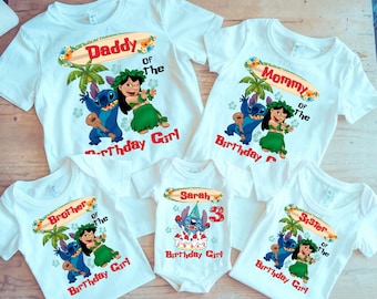Puede incluir: Una colección de cinco camisetas blancas y un body de bebé blanco con gráficos de Lilo y Stitch. Las prendas muestran textos como Daddy, Mommy, Brother, Sister y Sarah, junto con la frase Birthday Girl y el número 3.