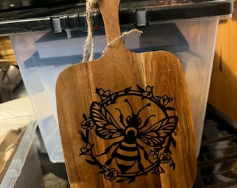 Variedad de tablas de cortar con citas y diseños.