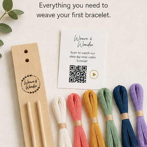 Peut inclure: Un kit de démarrage pour le tissage avec un métier à tisser en bois, des chevilles et des paquets de fils colorés en blanc, corail, jaune, vert, bleu marine et violet. Le kit comprend une carte avec un code QR pour un tutoriel vidéo. Le texte sur l'image indique "Starter Kit".