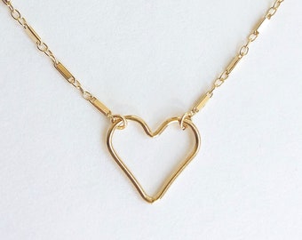collar de corazón // collar de oro con forma de corazón y cadena delicada