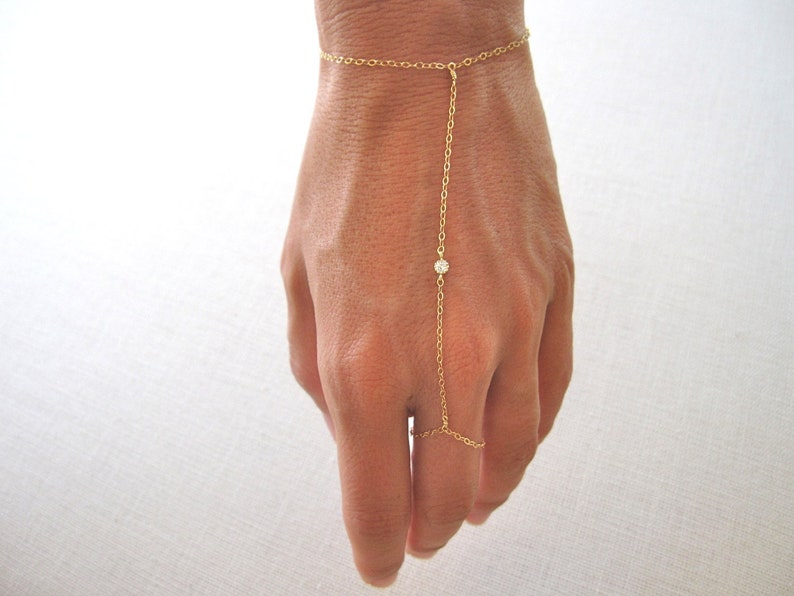 Sklave Armband Handkette // zarte 14k gold filled Kette mit winzigen Zirkonia cz Diamant Ring Armband Bild 1